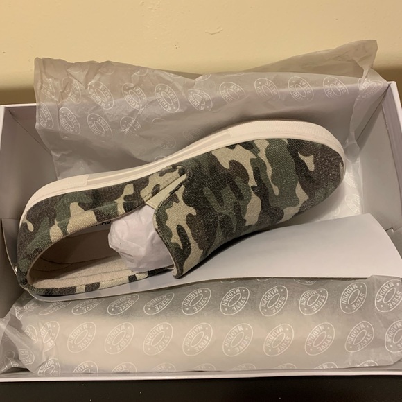 Steve Madden Gills C Sneaker in Green Camo - Picture 6 of 9